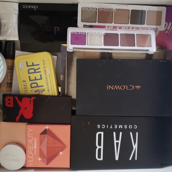 MAKEUP MYSTERY BOXES ! - Picture 2 of 7